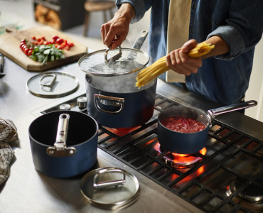 Space 23cm/5.4qt Non-Stick Induction Saucepan & Lid