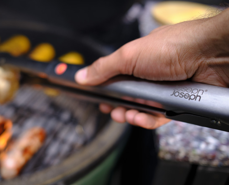 GrillOut BBQ Tongs with retractable arms