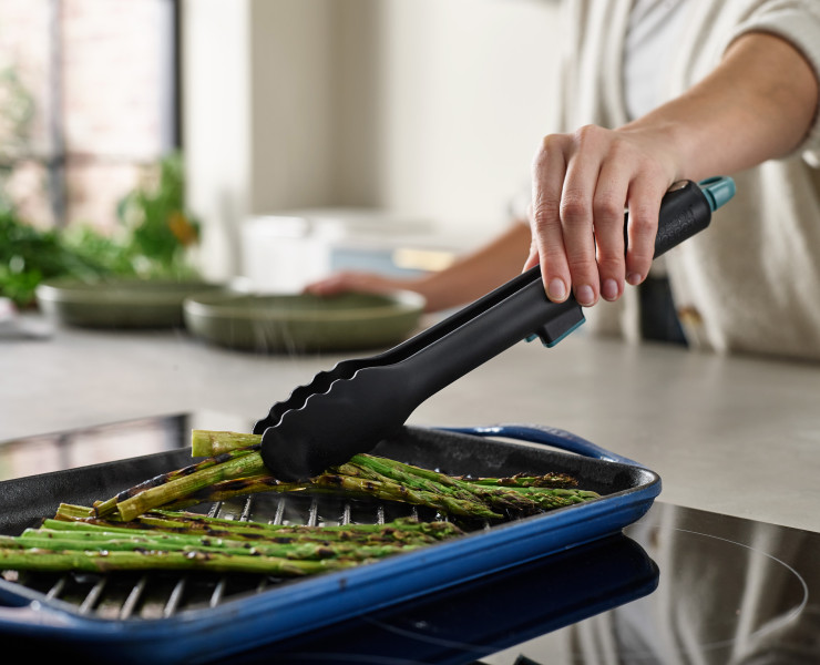 Lockable Tongs with integrated tool rest