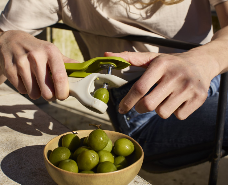 Tweezy™ 2-in-1 Pitter and Huller