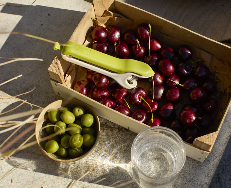 Tweezy™ 2-in-1 Pitter and Huller