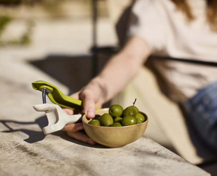 Tweezy™ 2-in-1 Pitter and Huller