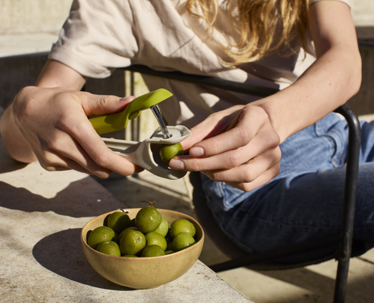 Tweezy™ 2-in-1 Pitter and Huller