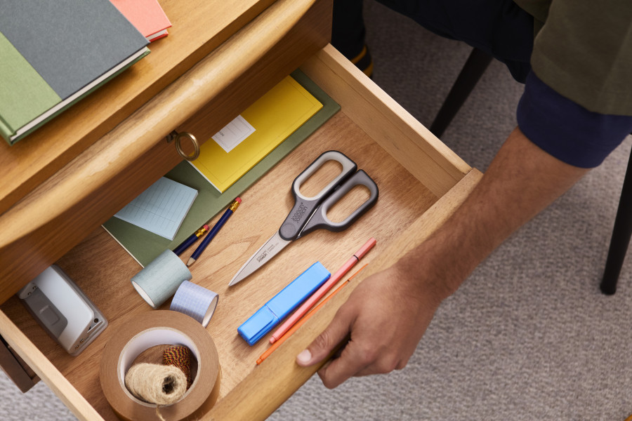 PlusCut Scissors with integrated box cutter
