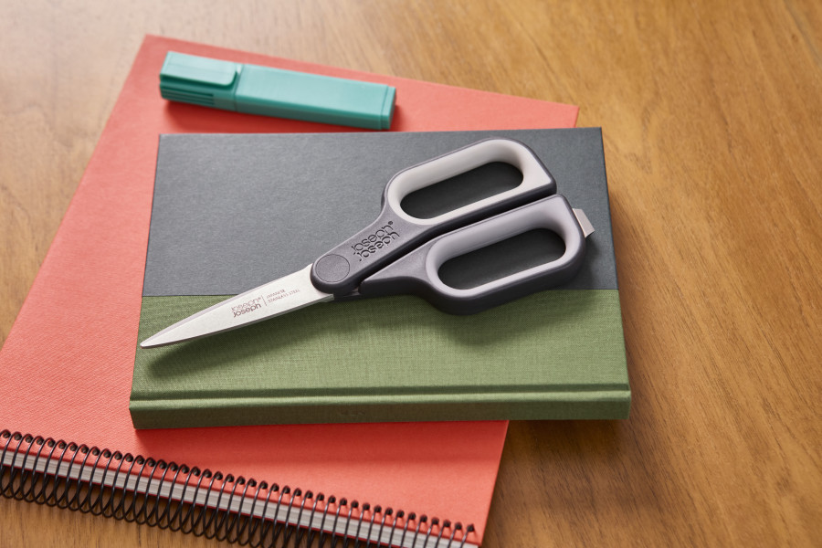 PlusCut Scissors with integrated box cutter