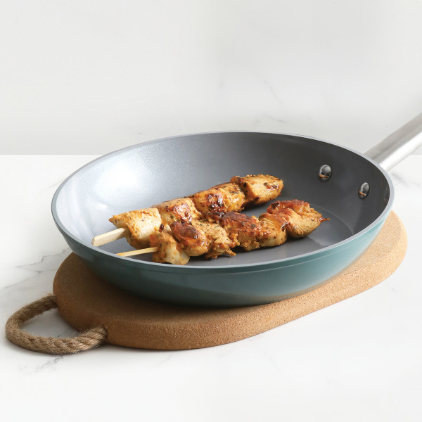 Deluxe Cork Trivet with Rope Handle Oval 30 x 20 x 2cm